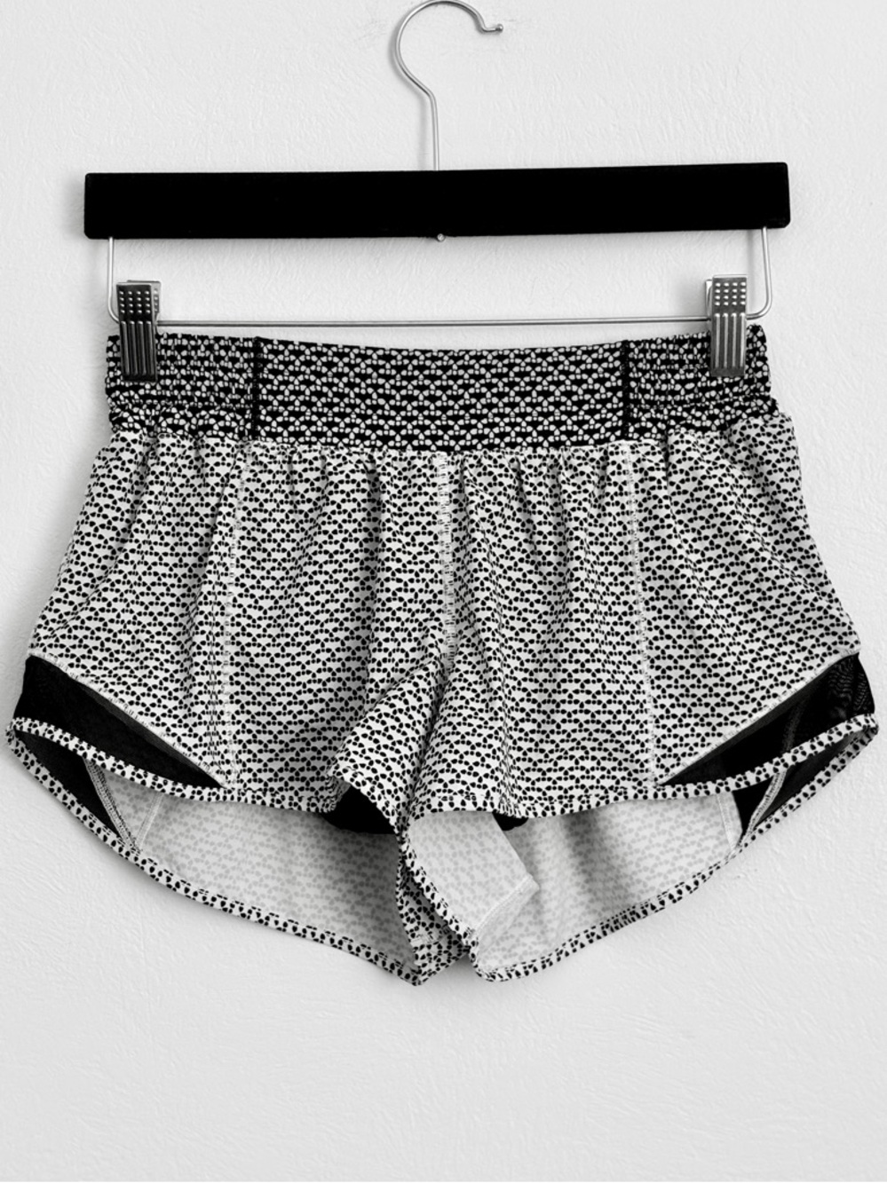 Lululemon Hotty Hot Running Shorts Vented Monochromatic 2.5” Sz 6 REG